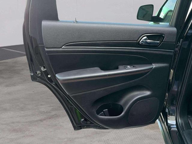 Photo of 2021 Diamond Black Crystal Pearlcoat Jeep Grand Cherokee
