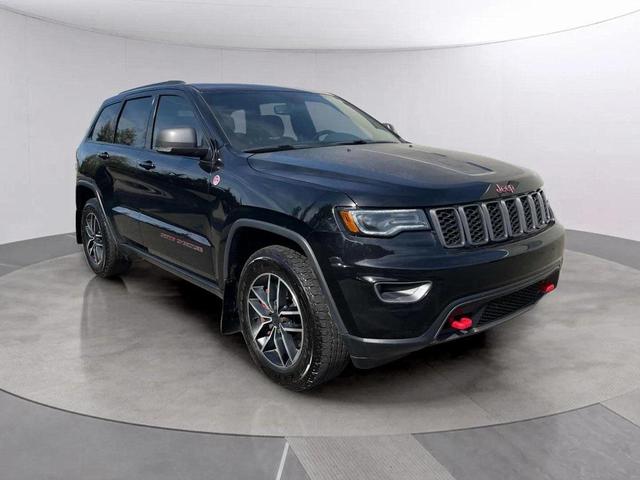 Photo of 2021 Diamond Black Crystal Pearlcoat Jeep Grand Cherokee