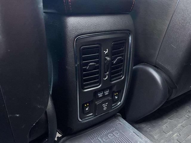 Photo of 2021 Diamond Black Crystal Pearlcoat Jeep Grand Cherokee