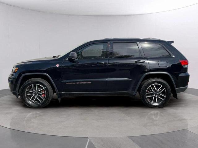 Photo of 2021 Diamond Black Crystal Pearlcoat Jeep Grand Cherokee