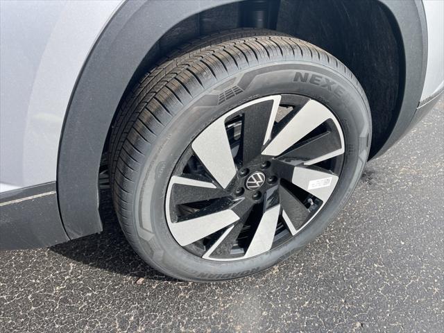 Photo of 2025 Silver Mist Metallic Volkswagen Atlas Cross Sport