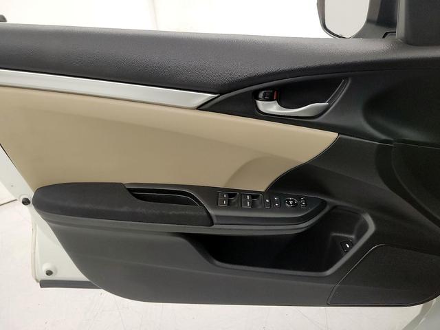 Photo of 2017 White Honda Civic