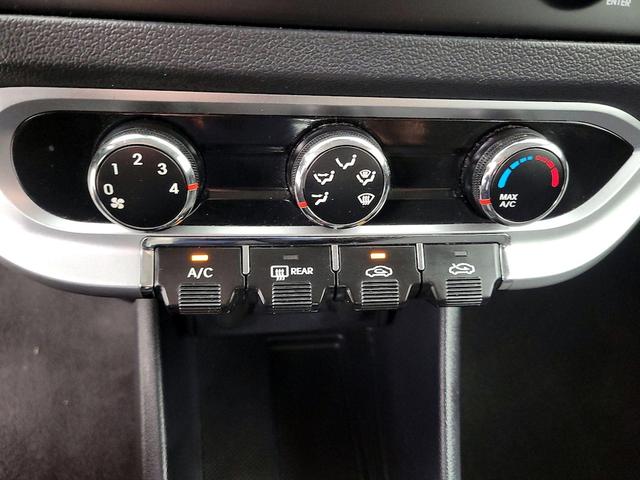 Photo of 2014 White Kia Rio