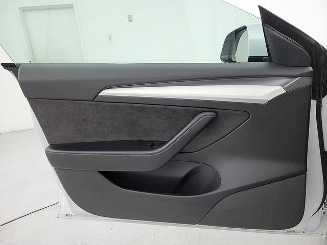 Photo of 2021 White Tesla Model 3