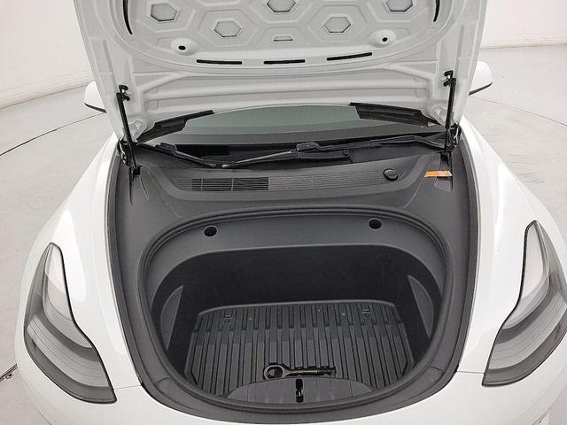 Photo of 2021 White Tesla Model 3