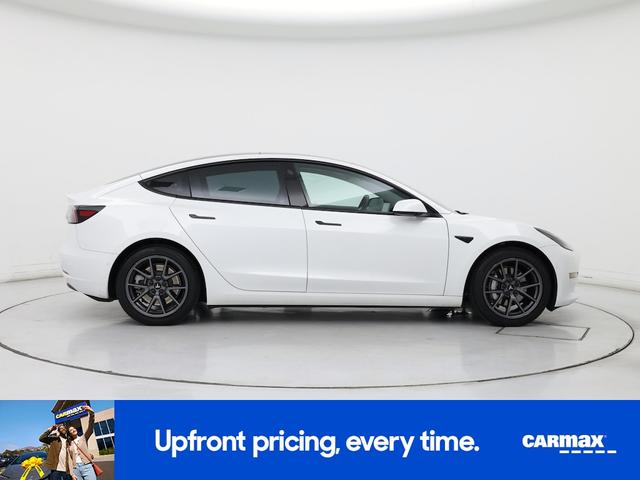 Photo of 2021 White Tesla Model 3