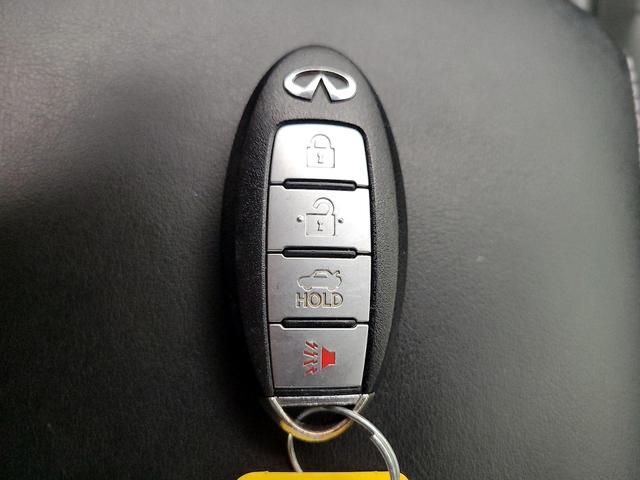 Photo of 2015 Gray INFINITI Q50 Hybrid