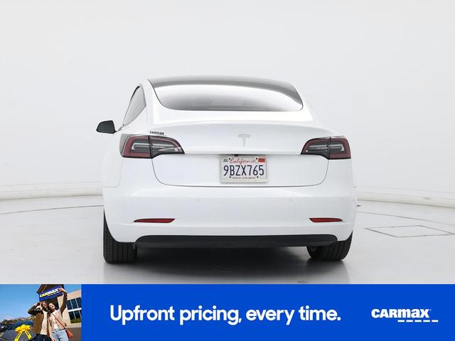 Photo of 2022 White Tesla Model 3