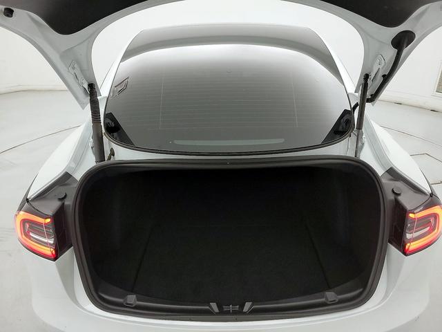Photo of 2022 White Tesla Model 3