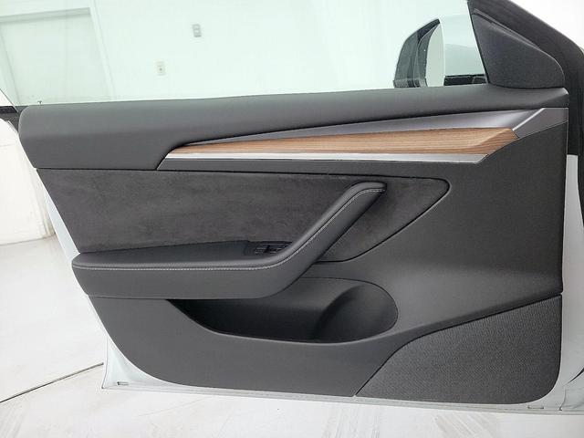 Photo of 2022 White Tesla Model 3