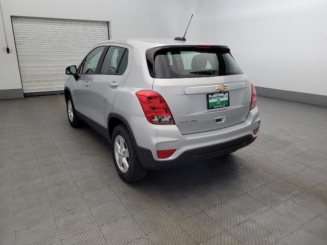 Photo of 2017 Silver Ice Metallic Chevrolet Trax