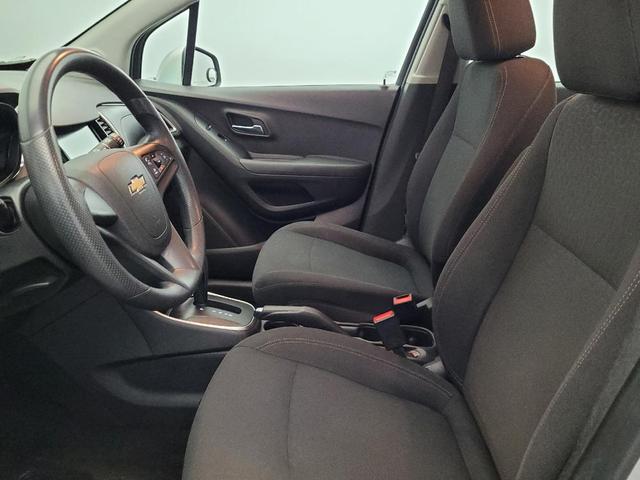 Photo of 2017 Silver Ice Metallic Chevrolet Trax