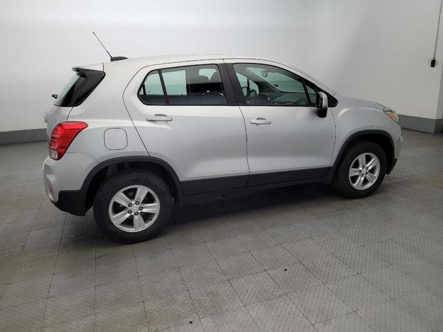 Photo of 2017 Silver Ice Metallic Chevrolet Trax