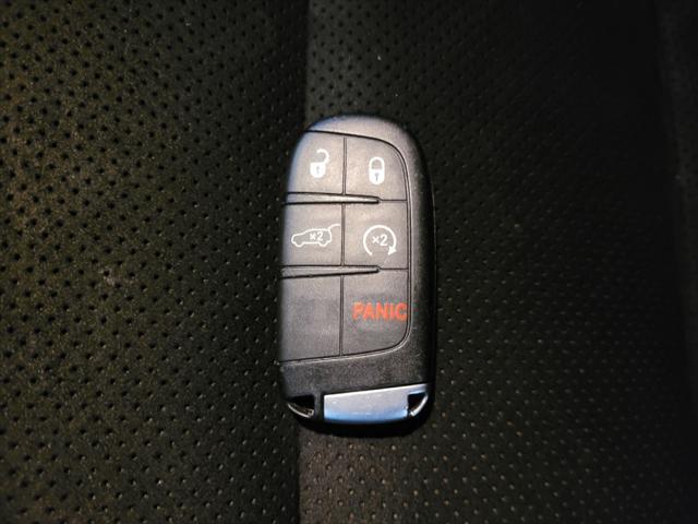 Photo of 2021 Diamond Black Crystal Pearlcoat Jeep Grand Cherokee