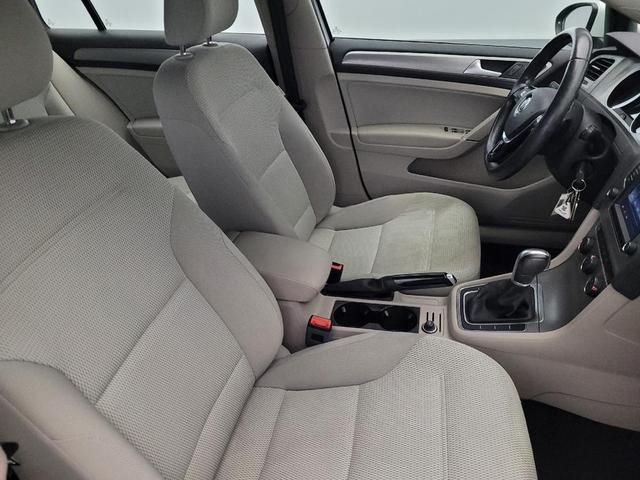 Photo of 2017 Pure White Volkswagen Golf SportWagen