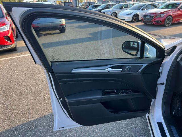 Photo of 2016 White Platinum Clearcoat Metallic Ford Fusion