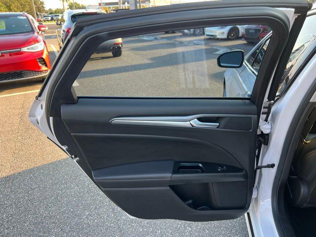 Photo of 2016 White Platinum Clearcoat Metallic Ford Fusion