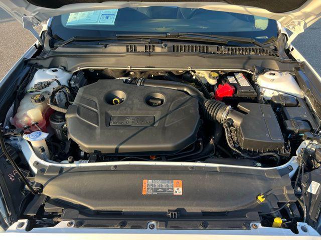 Photo of 2016 White Platinum Clearcoat Metallic Ford Fusion