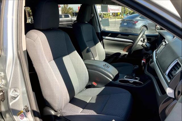 Photo of 2018 Celestial Silver Metallic Toyota Highlander