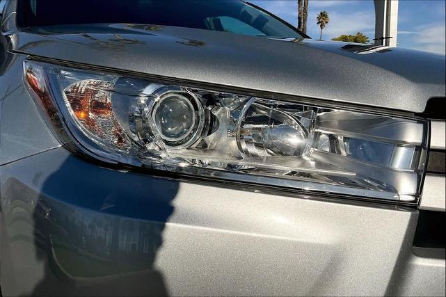 Photo of 2018 Celestial Silver Metallic Toyota Highlander