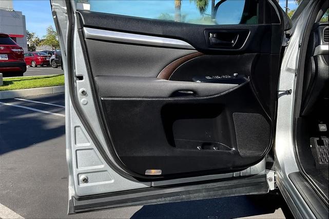 Photo of 2018 Celestial Silver Metallic Toyota Highlander