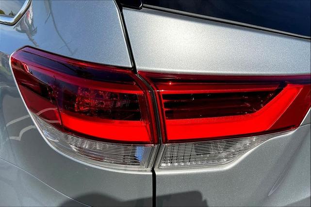 Photo of 2018 Celestial Silver Metallic Toyota Highlander