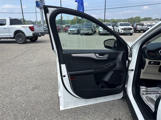 Photo of 2022 Star White Metallic Tri-Coat Ford Escape