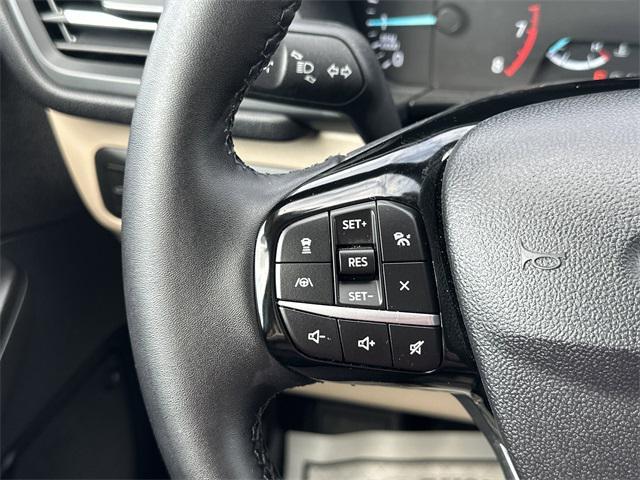 Photo of 2022 Star White Metallic Tri-Coat Ford Escape