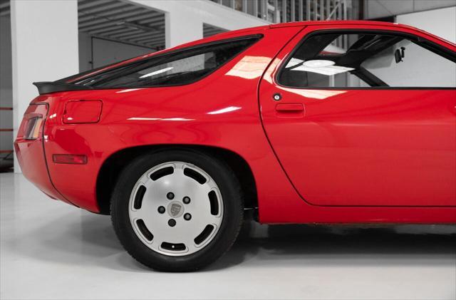 Photo of 1983 Guards Red Porsche 928