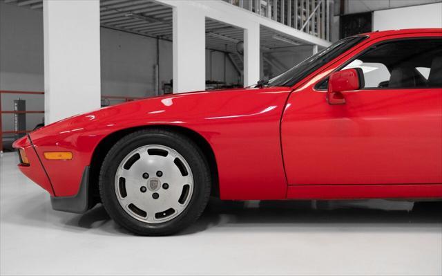 Photo of 1983 Guards Red Porsche 928