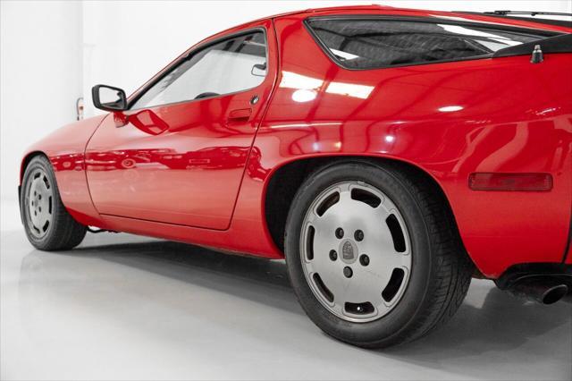 Photo of 1983 Guards Red Porsche 928