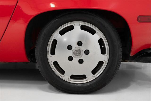 Photo of 1983 Guards Red Porsche 928
