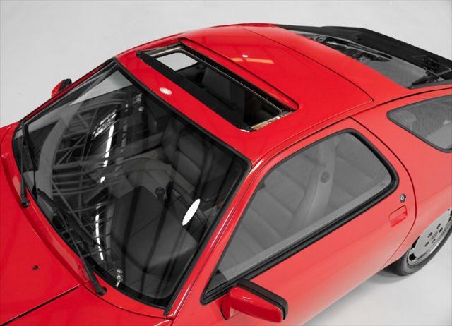 Photo of 1983 Guards Red Porsche 928