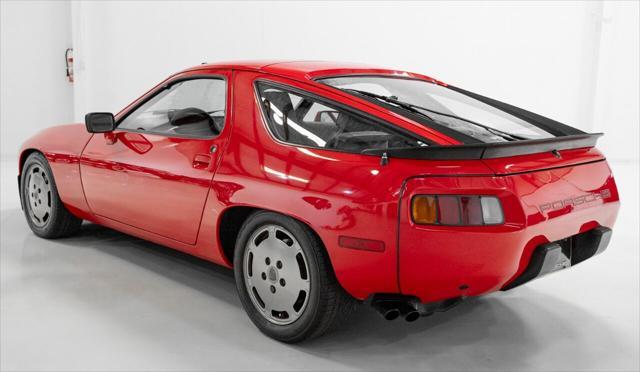 Photo of 1983 Guards Red Porsche 928