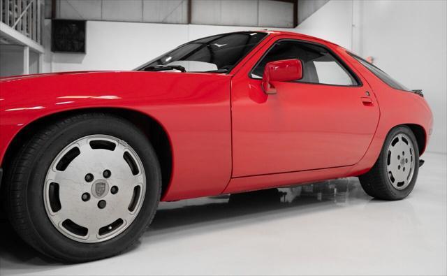 Photo of 1983 Guards Red Porsche 928