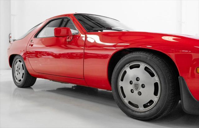 Photo of 1983 Guards Red Porsche 928
