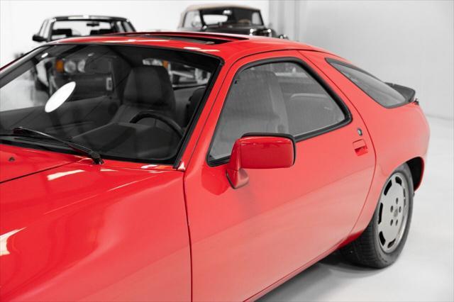 Photo of 1983 Guards Red Porsche 928