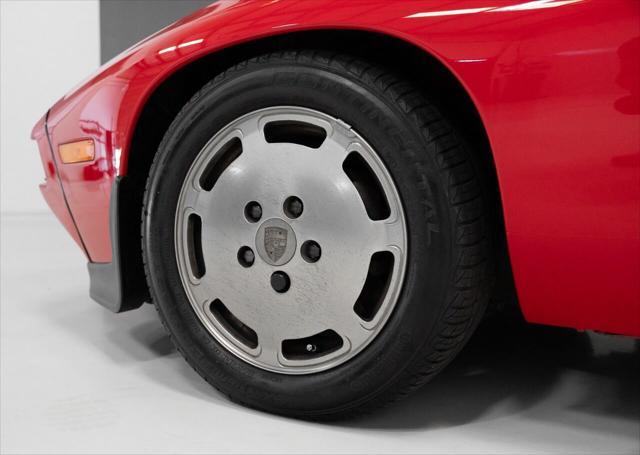 Photo of 1983 Guards Red Porsche 928