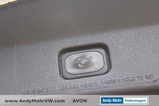 Photo of 2017 White Platinum Ford Explorer