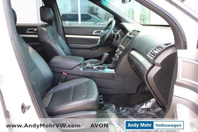 Photo of 2017 White Platinum Ford Explorer