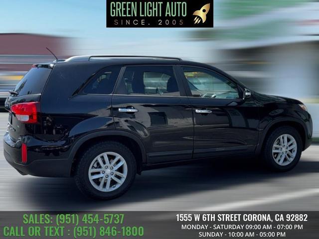 Photo of 2015 Bright Silver Kia Sorento
