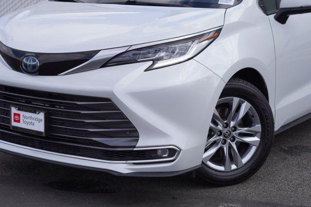Photo of 2022 Wind Chill Pearl Toyota Sienna