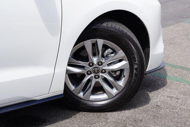 Photo of 2022 Wind Chill Pearl Toyota Sienna