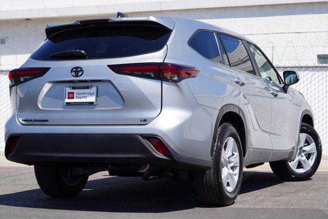 Photo of 2025 Celestial Silver Metallic Toyota Highlander