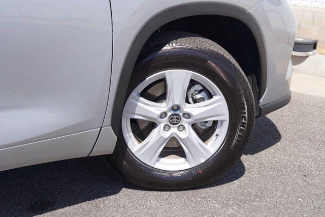 Photo of 2025 Celestial Silver Metallic Toyota Highlander