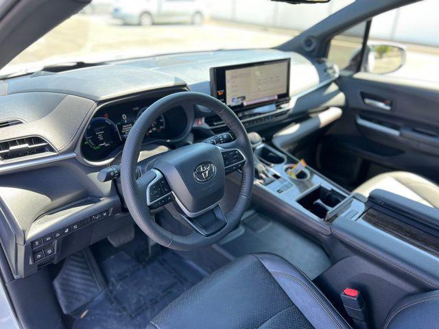 Photo of 2025 White Toyota Sienna