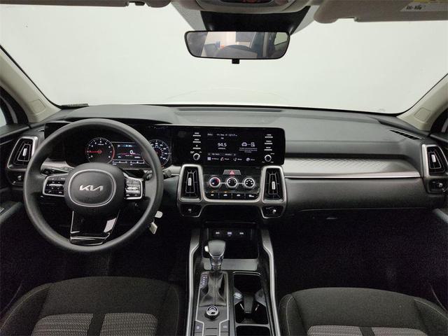 Photo of 2023 Glacial White Pearl Kia Sorento