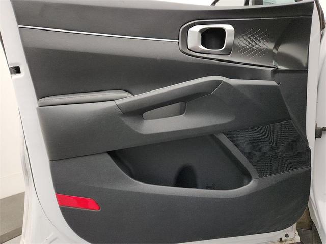 Photo of 2023 Glacial White Pearl Kia Sorento