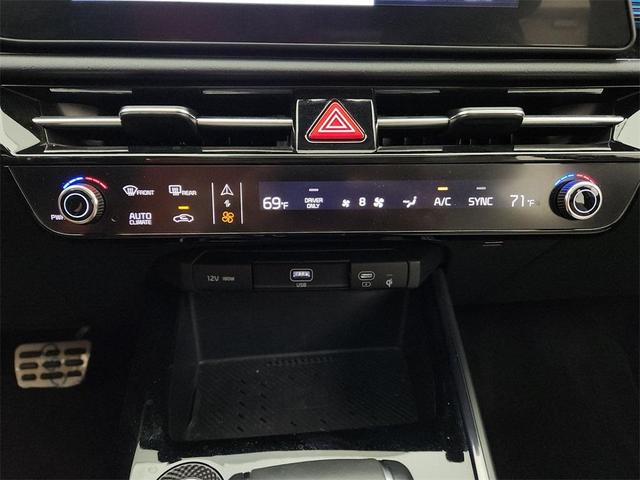Photo of 2024 Snow White Pearl Kia Niro
