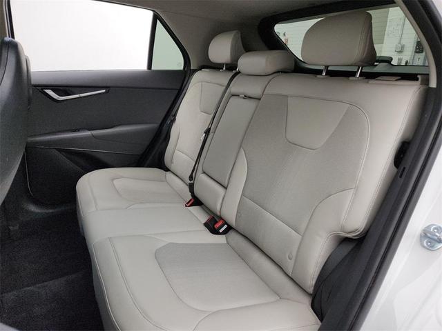 Photo of 2024 Snow White Pearl Kia Niro